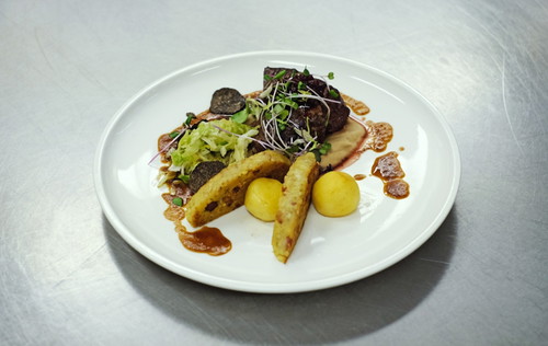 Medaillons vom Hirsch mit Spätburgunder-Preiselbeer-Soße an Maronenpüree und getrüffeltem Spitzkohl mit Buchweizen von Frederik Theis