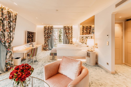 Unmistakable. Helena Ramsbacher selects the interiors and works of art for the rooms herself, as here in the "Schloss Seefels" hotel.