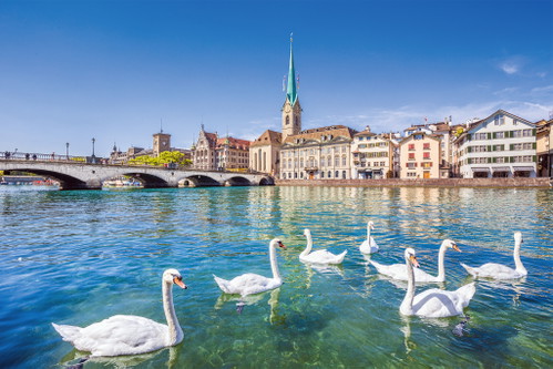 Der Zürichsee zieht sich über 28 Kilometer von der Stadt Zürich aus bis nach Rapperswil im Süden.