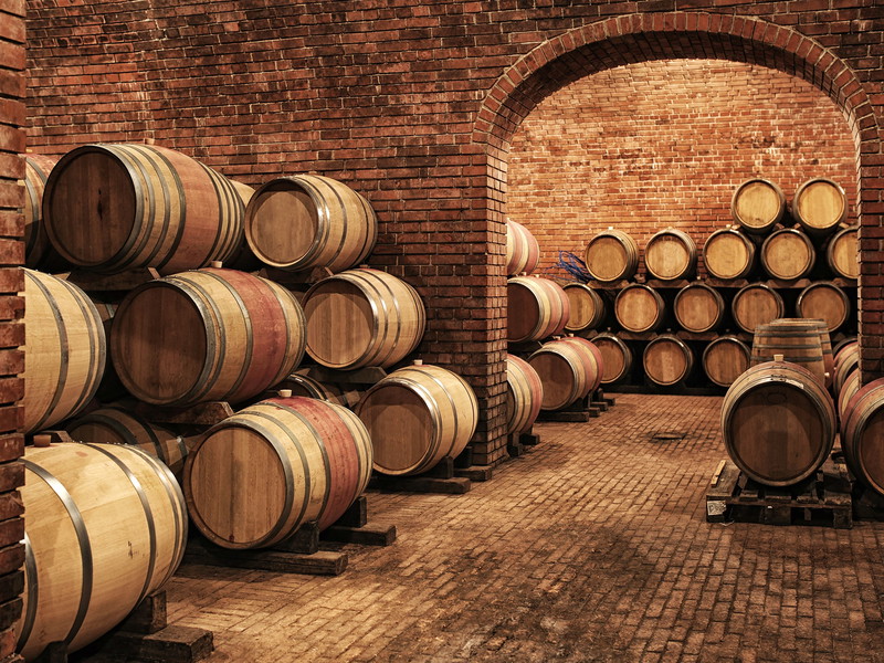 The best Swiss red wine blends mature in wooden barrels. Some are reminiscent of wines from Bordeaux.