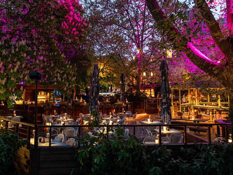 Der »Kleinod Stadtgarten« mit der atmosphärischen »Bombay Sapphire«-Terrasse startet in die neue Saison.
