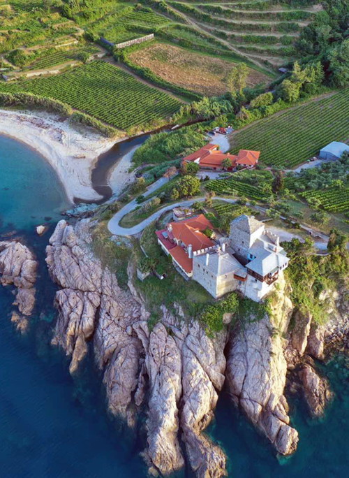 Das Klosterweingut Mylopotamos ist die größte Metochi des Heiligen 
Klosters Megisti Lavra, gegründet im Jahr 963 am Berg Athos.