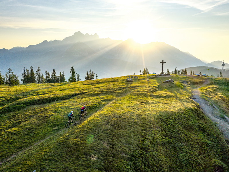 Das »Land der Berge« ist wie gemacht für E-Bike-Touren. Volle Akkus bringen vollen Genuss  auf die Almen und Hügel.