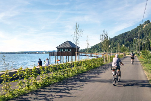 Gut ausgebaute Radverkehrswege entlang des Bodensees im äußersten Westen Österreichs. 