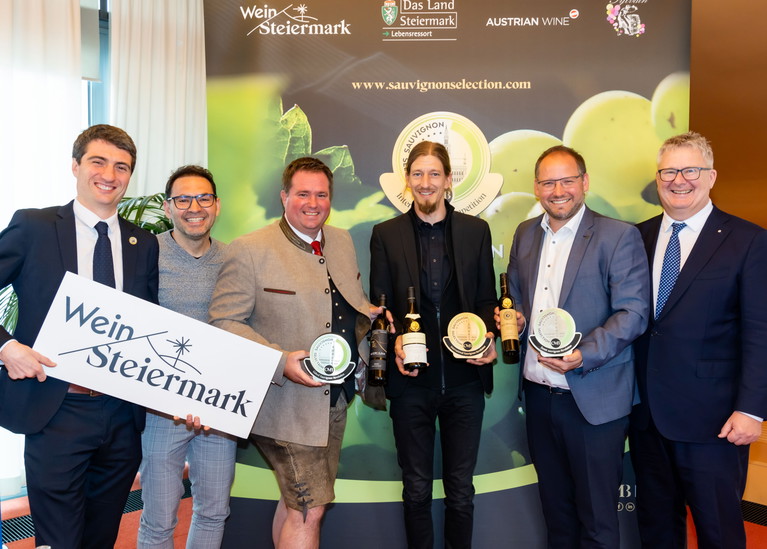 v.l.: Quentin Havaux, Geschäftsführer Vinopres; Stefan Potzinger, Obmann Wein Steiermark; die Gewinner-Winzer aus der Steiermark und Chris Yorke, Geschäftsführer der ÖWM bei der Übergabe der Auszeichnungen.