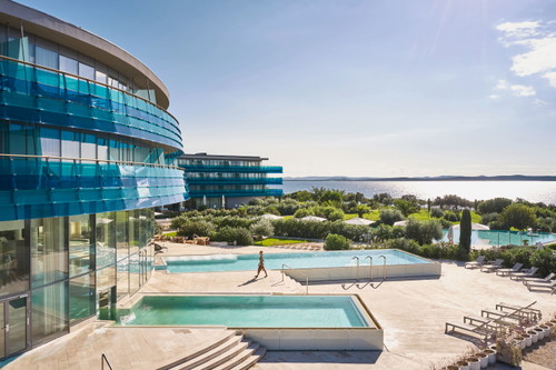 Ob entlang der Drau, rund um die Kärntner Seen oder am Meer (»Falkensteiner«, Zadar): Die Kombination aus Welle und Velo macht Radfahren am Wasser so harmonisch.