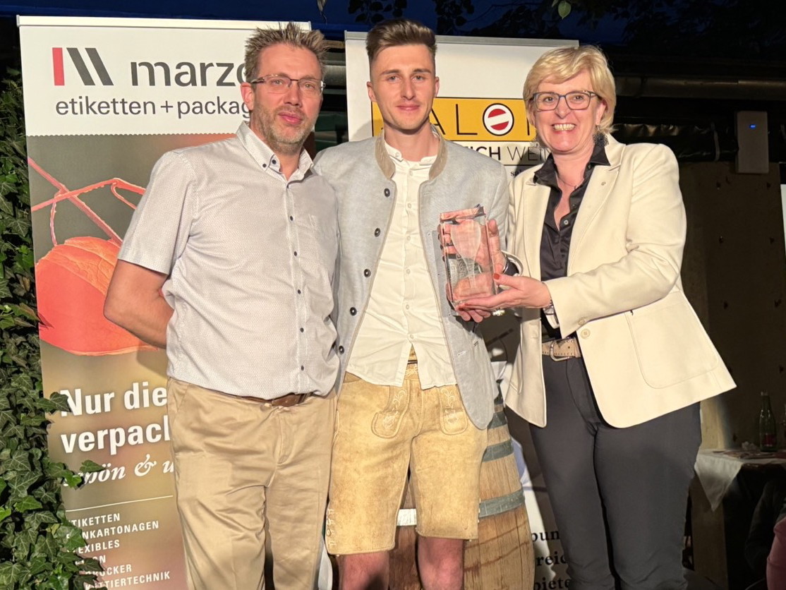 GF der Schlossquadrat-Gastronomiebetriebe Jürgen Geyer, Sieger Mathias Weber und Ulli Hager von Österreich Wein Marketing.