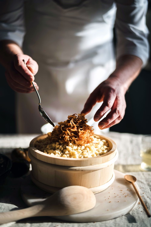 Nationalspeise Vorarlbergs: Kässpätzle, je nach Region mit Bergkäse, Magerkäse oder zusätzlich mit Apfelmus serviert.