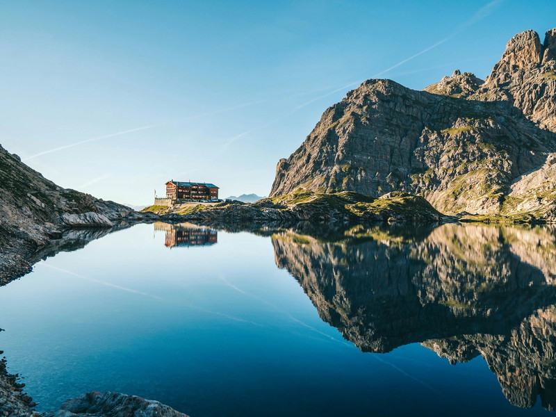 Die »Karlsbader Hütte« in Osttirol liegt direkt am Laserzsee. 