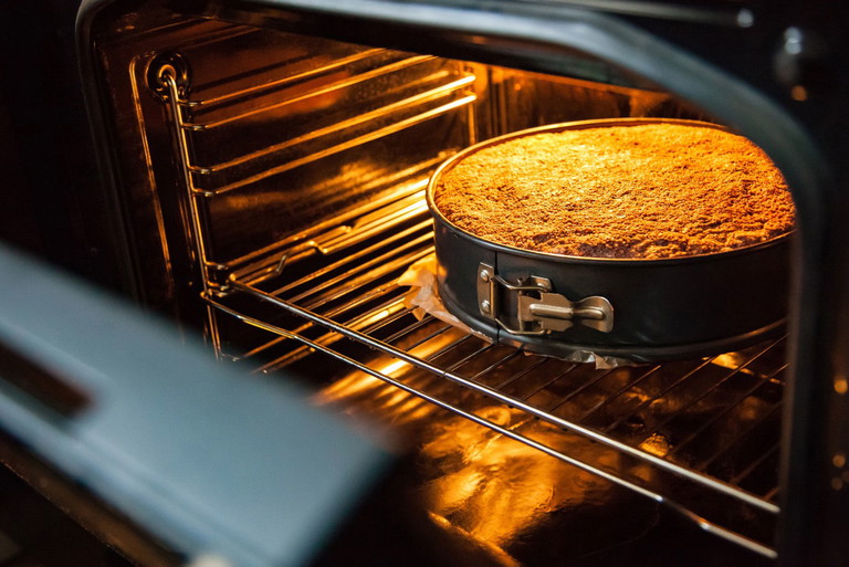 Beim Backen sollte die Ofentüre geschlossen bleiben.
