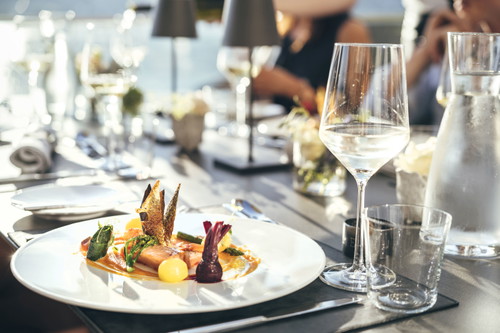 Entlang des Zeller Sees bieten ausgezeichnete Restaurants Essen mit Seeblick.