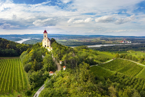 Die Wetterkreuz-Kirche bei Hollenburg über dem Donautal.
