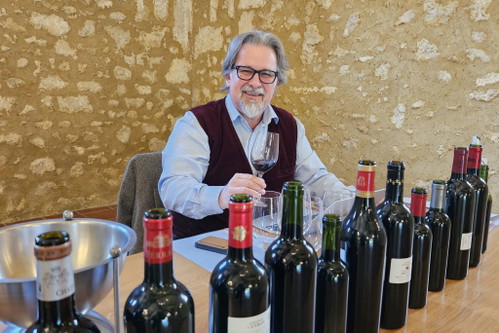 Falstaff-Chefredakteur Peter Moser notierte über 500 Weine des neuen Jahrgangs vor Ort.