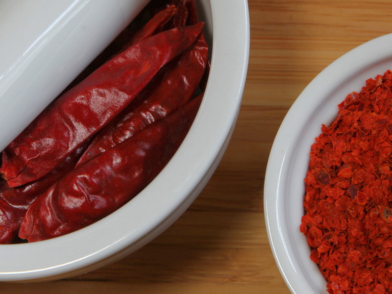 Chilischoten und Chilipulver