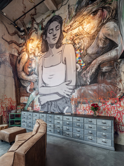 Im Herzen Bayreuths und auf dem Brauereigelände von Maisel
&amp; Friends gelegen, bietet das »Urban Art Hotel« 67 Zimmer und
neun Apartments, die von über 50 Urban-Art-Künstlerinnen und
-Künstlern aus aller Welt individuell gestaltet wurden.