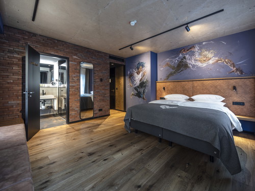 Im Herzen Bayreuths und auf dem Brauereigelände von Maisel
&amp; Friends gelegen, bietet das »Urban Art Hotel« 67 Zimmer und
neun Apartments, die von über 50 Urban-Art-Künstlerinnen und
-Künstlern aus aller Welt individuell gestaltet wurden.
