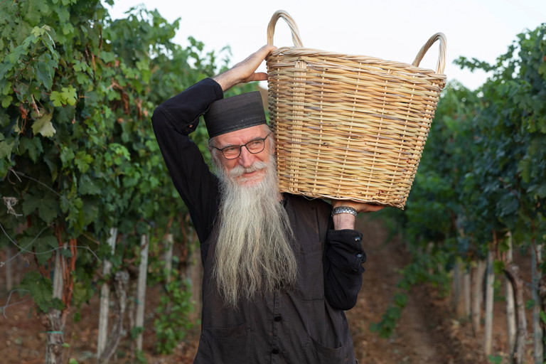 Auch die Mönche des serbisch-orthodoxen Großklosters Hilandar legen bei der Weinlese Hand an.