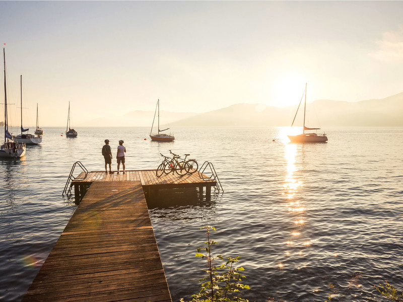 Das Salzkammergut ist ein Paradies für Bike-Liebhaber (wie hier am Attersee) – vor eindrucksvoller Kulisse lässt sich herrlich radeln und genießen.