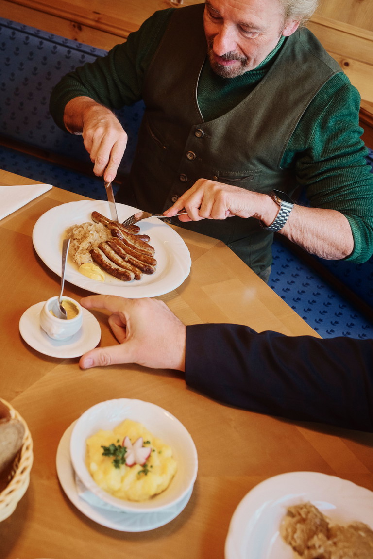 TV-Legende Thomas Gottschalk schwärmt von der fränkischen Küche seiner Kindheit: »Bratwurstbrät mit Zwiebeln auf Brot. Großartig!«