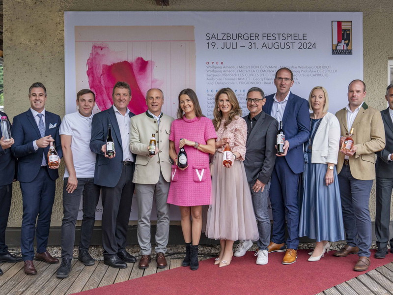 v.l.: Lukas Crepaz, Thomas Breitwieser, Dr. Eugen Lamprecht, Alexander und Franz Türk, Christian Pöpperl, Alessandra Kiener, Pia Strehn, Ronald und Gerda Kiss, Patric Roth, Maurice Lebet und Festspielpräsidentin Kristina Hammer.