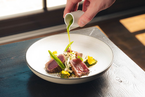 Auf der Karte finden sich lokale und internationalen Gerichte: hier ein Thunfisch Tataki