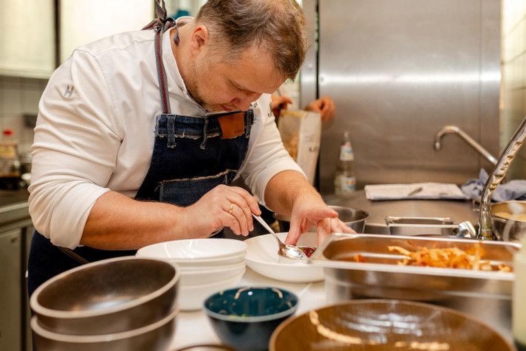 Anton Schmaus eröffnete 2009 mit dem »Historischen Eck« sein erstes Restaurant in Regensburg, das nur zwei Jahre später mit einem Stern im Guide Michelin ausgezeichnet wurde. 2016 folgte sein zweites Lokal, das »Sticky Fingers«, und 2019 das Restaurant »Aska«, welches als erste und einzige Sushibar Deutschlands mit einem Michelin-Stern prämiert wurde. Seit August 2017 ist er zudem Chefkoch der deutschen Fußballnationalmannschaft.