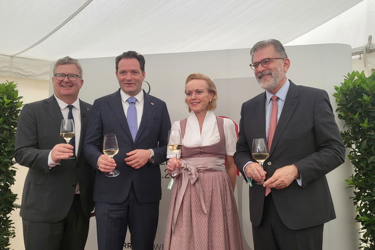 V.l.n.r.: Chris Yorke, GF Österreich Wein Marketing, Landwirtschaftsminister Norbert Totschnig, Alexandra Graski-Hoffmann, VieVinum Organisatorin und seine Exzellenz Georgios Iliopoulos, Botschafter von Griechenland - dem Gastland der heurigen VieVinum. © Falstaff