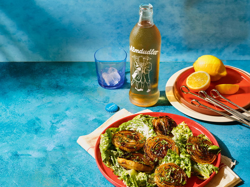 Gegrillte Zwiebelsteaks mit Almdudler-Senf-Marinade