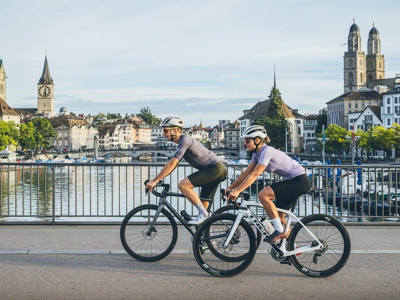 Schöner geht’s kaum: Mit dem Bike in der Stadt unterwegs zu sein und wie hier über die Limmat zu fahren, hat seinen ganz besonderen Reiz.
