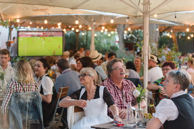 Public Viewing im Gastgarten des Gasthaus »Napoleon«.