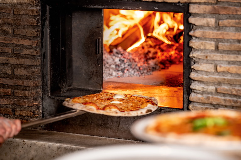 Im «Santa Lucia» von Familie Bindella kommt die Pizza aus dem Holzofen. Für Rudi Bindella ist diese Art der Zubereitung eine Kulturfrage.