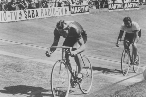 Die offene Rennbahn Oerlikon ist Kult: Im Bild Willy Trepp und Sid Patterson bei einem Rennen 1961.