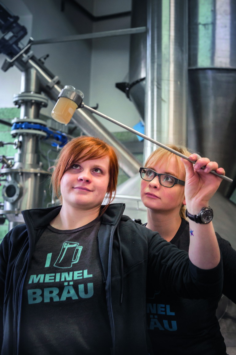 Brauerinnen mit Leib und Seele: Moni und Gisi Meinel-Hansen führen die 300 Jahre alte Brautradition fort.