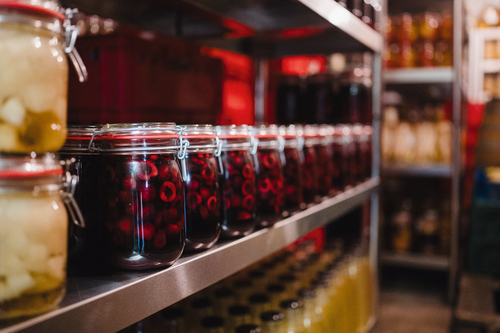 Auch bei der Fermentation 
gibt es ganz verschiedene Techniken: von alkoholischer Gärung über Milchsäurebakterien bis hin zu Koji-Fermenten.