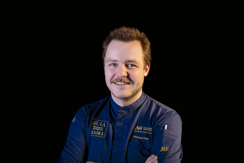 Ferdinand Kretz vervollständigt als Küchenchef seit März 2024 das »Aura«-Team. Zuvor war er Patissier im »Jante« in Hannover sowie Küchenchef im Münchener »Grapes«.  Mit dem »Verum« betrieb er auf dem Weingut Wilhelmshof in Siebeldingen vorübergehend sein eigenes Pop-up-Res-taurant. Zuletzt war Kretz Souschef im »Tantris«.
