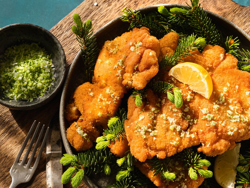 Ausgelöstes Hütten-Backhendl mit Maiwipfelsalz.