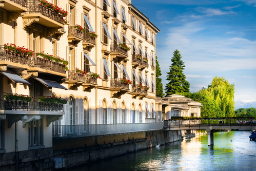 Das Hotel «Baur au Lac« wurde 1844 eröffnet. Es wurde bald zur ersten Adresse unter Adligen. Exklusiv ist das Haus heute noch, es gehört zu den besten in Zürich. 