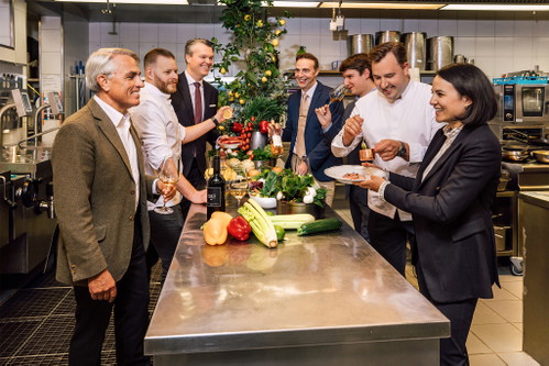 Das Leitungsteam des «Baur au Lac» und des neuen Restaurants «Marguita» (v. l.): Andrea Kracht, Jendrik Wollesen, Christian von Rechenberg, Aurélien Blanc, Marc Almert, Maximilian Müller und Marguita Kracht.