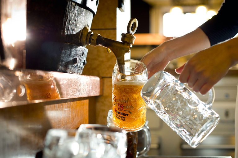 Bamberg ist für sein Rauchbier bekannt. Touristen aus aller Welt pilgern förmlich dorthin, um die fränkische Spezialität zu probieren.
