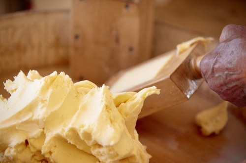 Schlagen, waschen, kneten: Der Rahm der Milch wird händisch zu Butter verarbeitet – auf den Blöcken das geprägte Abbild eines Edelweiß.