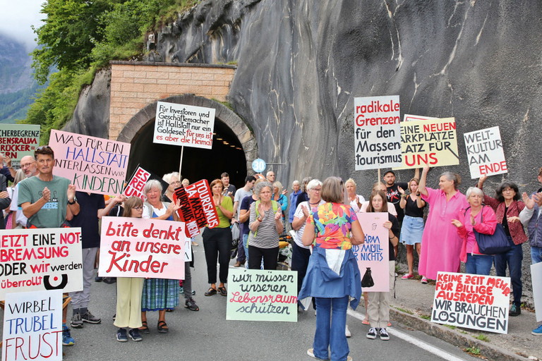 Die Einheimischen haben genug: Proteste gegen den ausufernden Massentourismus in Hallstatt.
