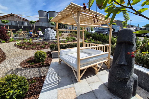 Der Sonnenplatz mit Daybed und Lounge im Genussgarten.