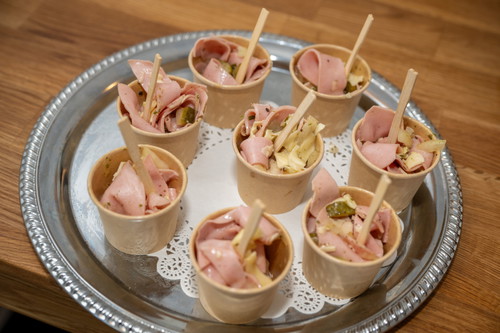 Delikatessen bei der Eröffnungsfeier des Genussladens.