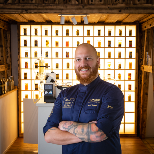 Jörg »Joschi« Osswald ist für das Spitzenrestaurant »Aura« unermüdlich auf der Suche nach den besten regionalen Produkten. Osswald stieß 2010 zum Team der »Post« – zuerst als Koch, später als Patissier. Heute leitet er als Foodscout das »Future Lab Anima«.