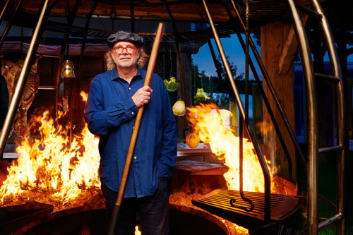 Der Gentleman-Restaurateur Francis Mallmann ist für den Trend verantwortlich, bei dem ganze Lämmer, aber auch Wildschweine und Rehe archaisch über der Flamme gegrillt werden.