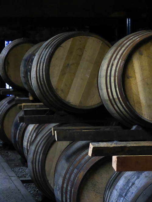 Blick in ein Warehouse bei GlenDronach, wo zu gut 85 Prozent nur Sherry-Fässer lagern.
