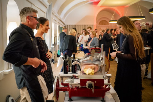 Der Prosciutto von Hans Bauer ist eine Spezialität aus der Region – am besten schmeckt er zu einem Glas Rosalia DAC.