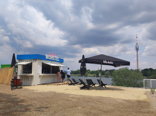 Der Imbiss »Extra Würstel« mit Sandstrand und Ausblick