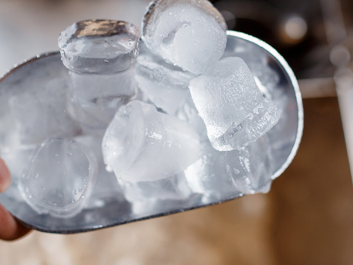 Unverzichtbar im Sommer: Eis für kühle Getränke
