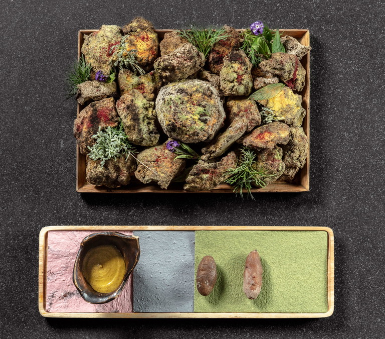 In seinem »Menu de alturas« (dt. »Menü der Höhen«) 
verarbeitet Spitzenkoch 
Virgilio Martínez Produkte seiner peruanischen Heimat. Gekocht wird unter anderem in einem Ofen aus Lehmklumpen.